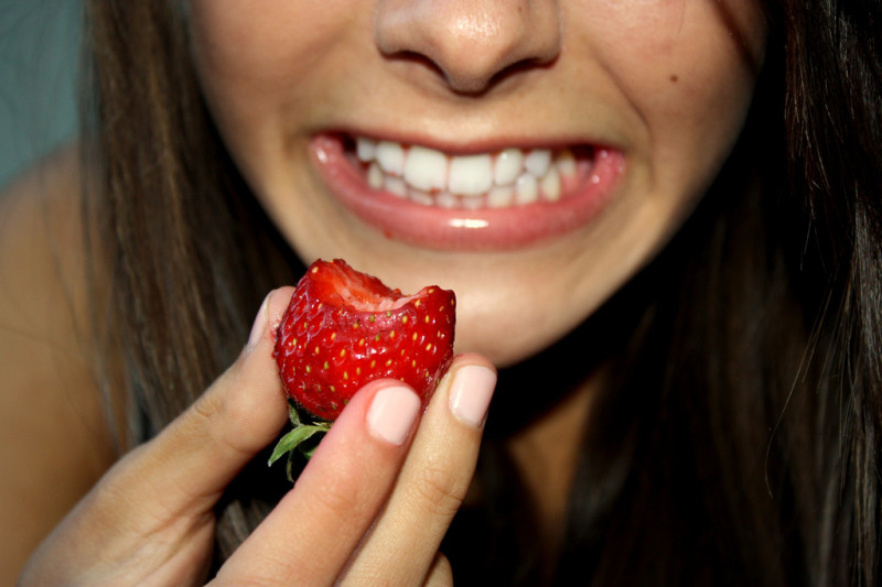 weiße zähne durch erdbeeren