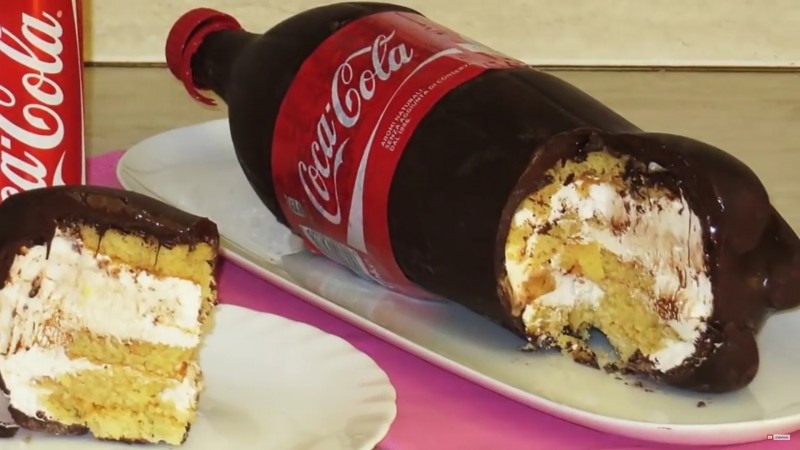 Der Kuchen aus der Cola Flasche